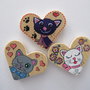 Set tre magneti in legno a cuore dipinti a mano con gatti pazzi 1
