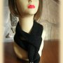Sciarpa da donna nera realizzata in lana mohair con paillettes e rifinita con nappine e perle