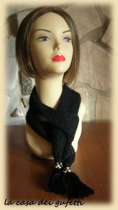 Sciarpa da donna nera realizzata in lana mohair con paillettes e rifinita con nappine e perle