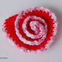 Spilla -Rosa spirale 3D -  in rosso, rosa, bianco ad uncinetto 