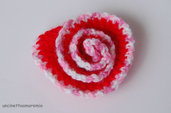 Spilla -Rosa spirale 3D -  in rosso, rosa, bianco ad uncinetto 