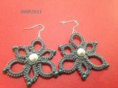 orecchini  a fiore grigio realizzati al chiaccherino con perle 4 cm in offerta