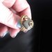anello wire rustico con filo di ottone e una perla di pirite quadrata