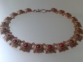 girocollo in tessitura di  perline con perle di conchiglia bordeaux e perline color bronzo