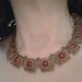 girocollo in tessitura di  perline con perle di conchiglia bordeaux e perline color bronzo