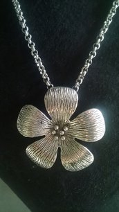 collana con ciondolo a forma di fiore stilizzato