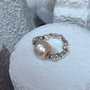 Anello con perla di fiume ed elementi in ottone