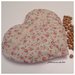 Cuscinetto termoterapico a forma di cuore in cotone a roselline con noccioli di ciliegia 