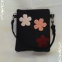 Pochette nera in feltro fatta a mano con fiori