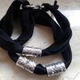 bracciale fettucci elastica lycra nera con tubi in argento tibetano