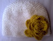 Cappellino bianco con fiore