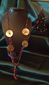 Collana in seta, radice di rubino e bottoni 