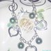 bracciale handmade con perle verde scuro e charm a cuore in metallo