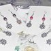 orecchini con perle colorate e pendente 'Frozen' di metallo