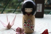 Bambola giapponese - Kokeshi Canzone di Primavera- Harunouta (S) A490154