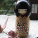 Bambola giapponese - Kokeshi Canzone di Primavera- Harunouta (S) A490154