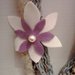 Collana in lana di filati diversi con fiore in feltro e punto luce di perla