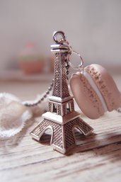 Collana stile shabby chic e vintage con pendente Macaron e Tour Eiffel – collana lunga con pendente – pendente in fimo – ceramica polimerica -  fatto a mano -  beige
