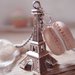 Collana stile shabby chic e vintage con pendente Macaron e Tour Eiffel – collana lunga con pendente – pendente in fimo – ceramica polimerica -  fatto a mano -  beige