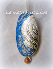 Ciondolo legno ovale dipinto a mano conchiglia nautilus mare e sabbia 