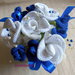 Composizione di Rose bianche e blu all'uncinetto