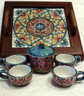 Servizio caffè per 4,in ceramica con vassoio in legno e ripiano in ceramica.