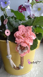 collana asimmetrica con fiori uncinetto color salmone e palline di strass