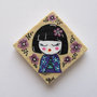 Magnete in legno dipinto a mano con mini geisha 2