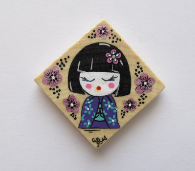 Magnete in legno dipinto a mano con mini geisha 2 Magnete in legno dipinto a mano con mini geisha 2