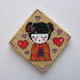 Magnete in legno dipinto a mano con mini geisha 1