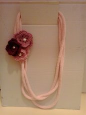 Collana in lana rosa lavorata a tricotin con tre fiori 