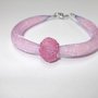 BRACCIALE PERLE IN RETE SUI TONI DEL GLICINE E ROSA CON PASSANTE CENTRALE ROSA EFFETTO   MICRORETE PEZZO UNICO ARTIGIANALE