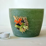 Vaso di cera verde con decorazione in juta,  potpourri e fiocchi colorati in organza