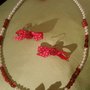  Collana e orecchini CUPIDO - Collana realizzata con filo in metallo morbido con inserzione di perline rosse e bianche