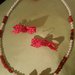  Collana e orecchini CUPIDO - Collana realizzata con filo in metallo morbido con inserzione di perline rosse e bianche