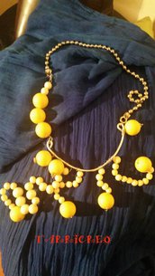  Collana HELIOS . Collana realizzata con tecnica wire in metallo e catena. Inserzione di perle giallo sole e perline avorio. 
