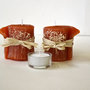 Candela arrotolata arancione fatta a mano con decorazioni rafia naturale e fiore velo da sposa