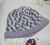 Cappellino  in misto  lana multicolore con prevalenza del grigio 