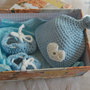 Completo neonato scarpine + cappellino con cuore ad uncinetto   - Benvenuto baby - in lana merinos azzurro