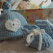 Completo neonato scarpine + cappellino con cuore ad uncinetto   - Benvenuto baby - in lana merinos azzurro