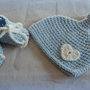 Completo neonato scarpine + cappellino con cuore ad uncinetto   - Benvenuto baby - in lana baby celeste e bianco