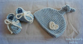 Completo neonato scarpine + cappellino con cuore ad uncinetto   - Benvenuto baby - in lana baby celeste e bianco