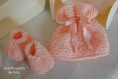 Completo neonato scarpine + cappellino con nastrino a maglia  - Benvenuto baby - in lana baby rosa albicocca