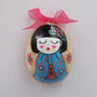 Uovo-magnete in legno dipinto a mano con mini geisha