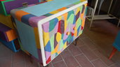 mobile bar con decorazione geometriche colorate