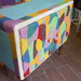 mobile bar con decorazione geometriche colorate