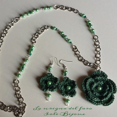 Collana con fiori all'uncinetto e orecchini abbinati in verde Collana con fiori all'uncinetto e orecchini abbinati in verde