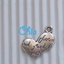 8 charms cuore con scritte 16x10mm