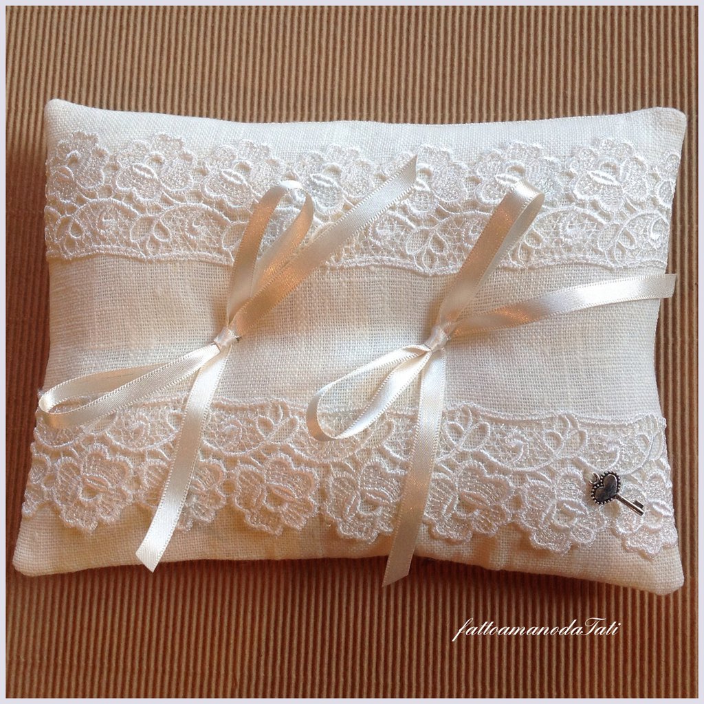 Giarrettiera Da Sposa In Raso Blu Con Pizzo Bianco, Perla E Fiocco – Elegante Ricordo Matrimonio In Scatola Regalo