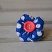 spilla fiore blu a pois con bottone rosa per bambina fatta a mano in cotone